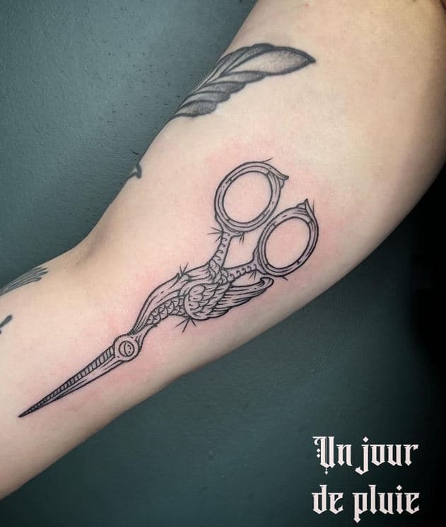 Ciseaux à bec de cigogne, tatouage néogravure sur bras