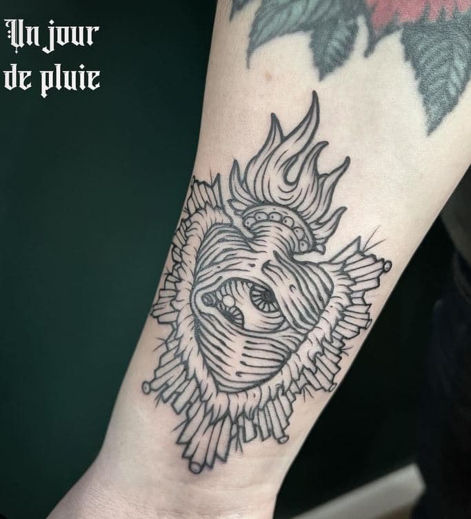 Cœur flamboyant, tatouage néogravure sur avant-bras