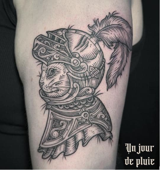 Chat en armure, tatouage néogravure sur bras