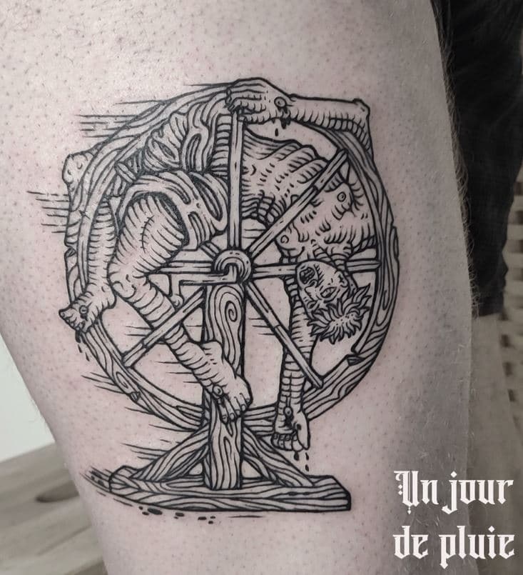 La roue, tatouage néogravure sur cuisse